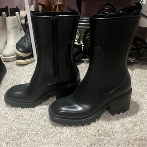 Black heeled boots
